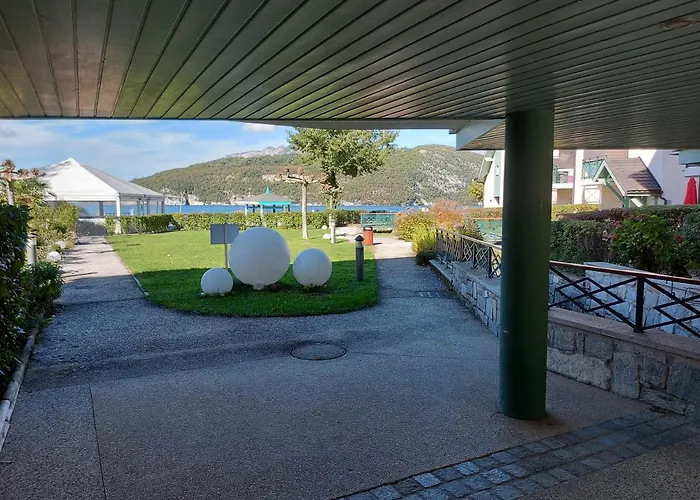 Au bord du lac d’Annecy, logement type Loft, dans résidence avec plage et ponton privée